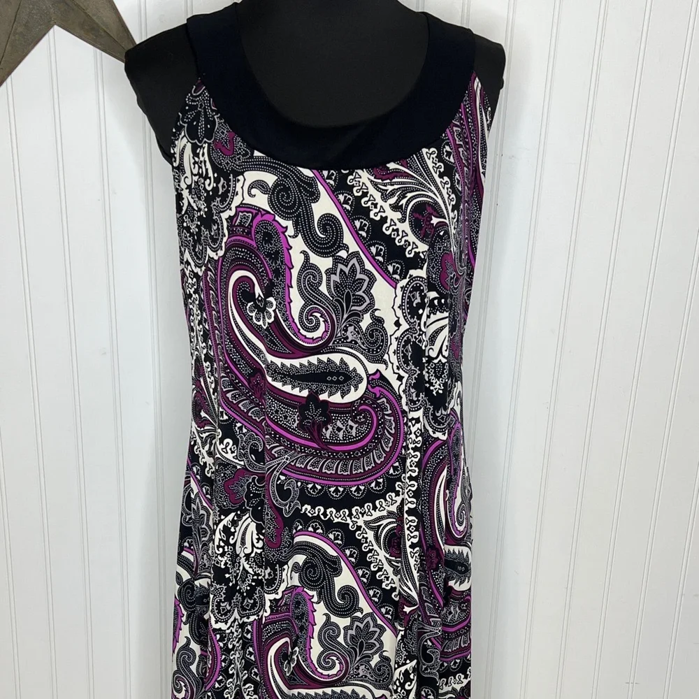 Elegant Paisley Mini Dress in Black, White, and Pink - Picture 3 of 11